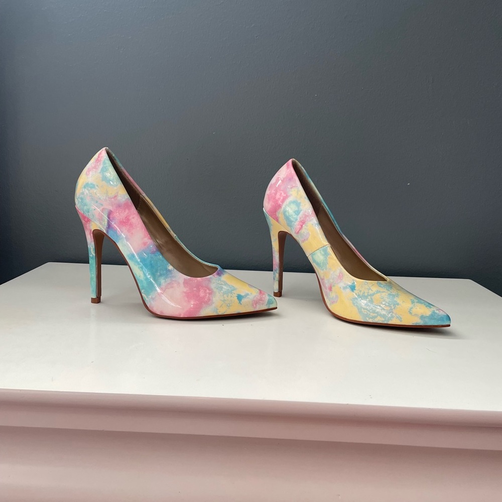 Multi color pink, yellow, blue. Size 7, 4 inch heel